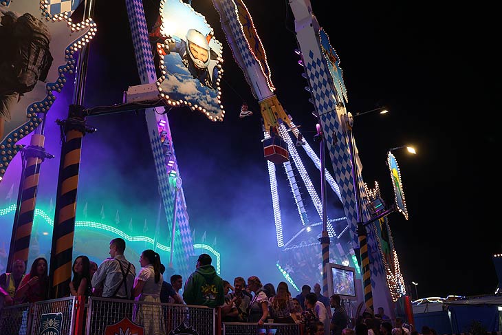 XXL Höhenrausch - Riesenschaukel auf dem Oktoberfest 2024 neben dem Tobboggan